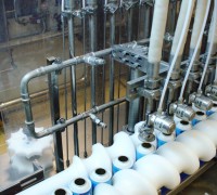 Dosatrice lineare asettica per bombole di panna spray