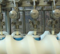 Particolare della Dosatrice lineare asettica per bombole di panna spray