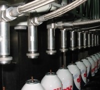 Particolare-di-Shaker-elettronico-multitesta-per-bombolette-panna-spray