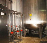 Tank asettico con gruppo valvole asettiche alimentato da 3 impianti U.H.T